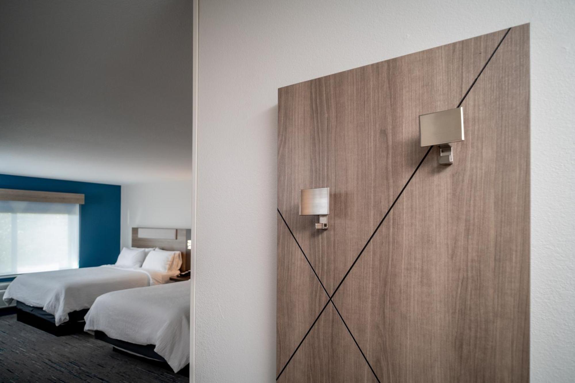 Holiday Inn Express & Suites Fairmont By Ihg Ngoại thất bức ảnh