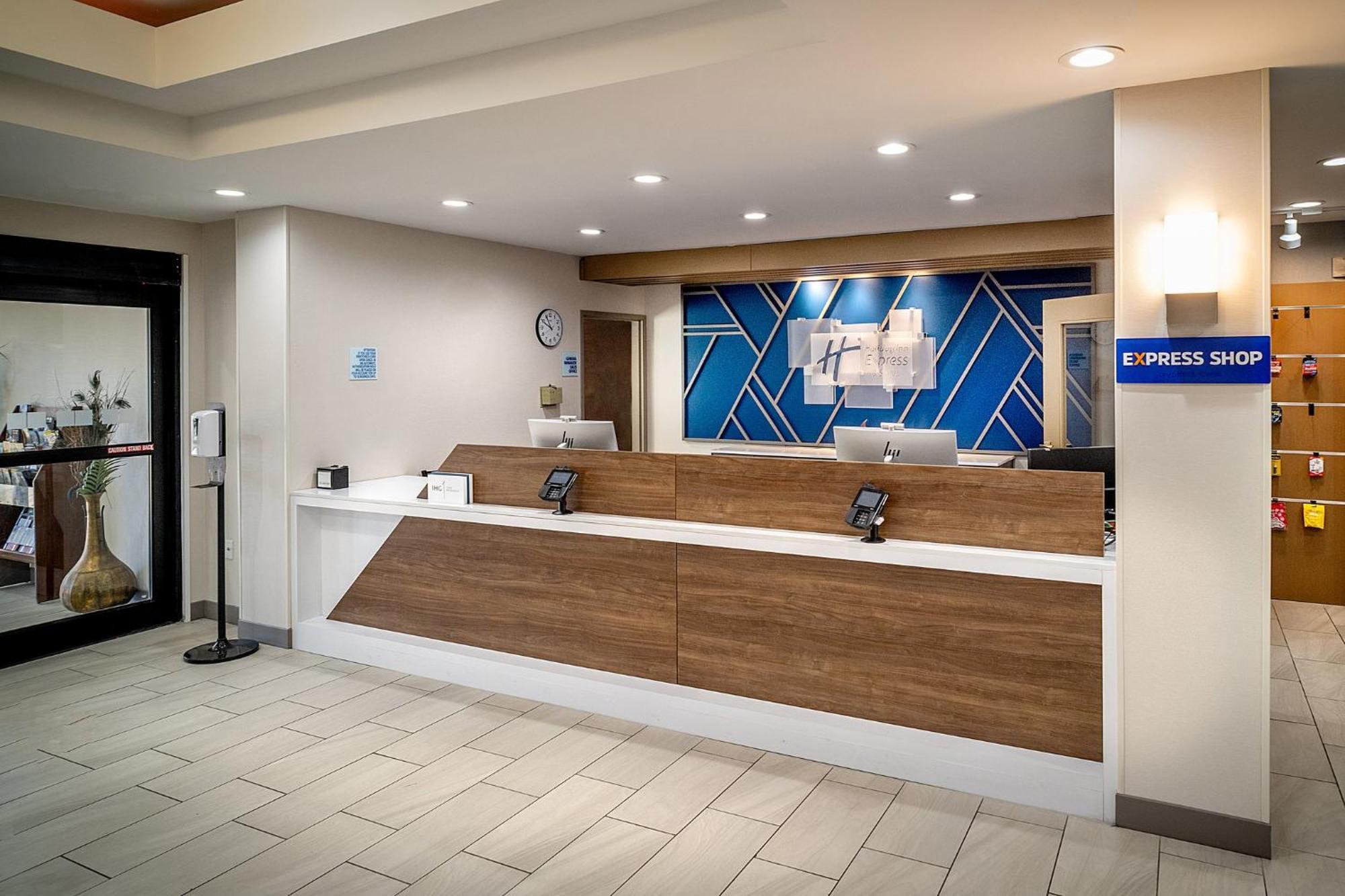 Holiday Inn Express & Suites Fairmont By Ihg Ngoại thất bức ảnh
