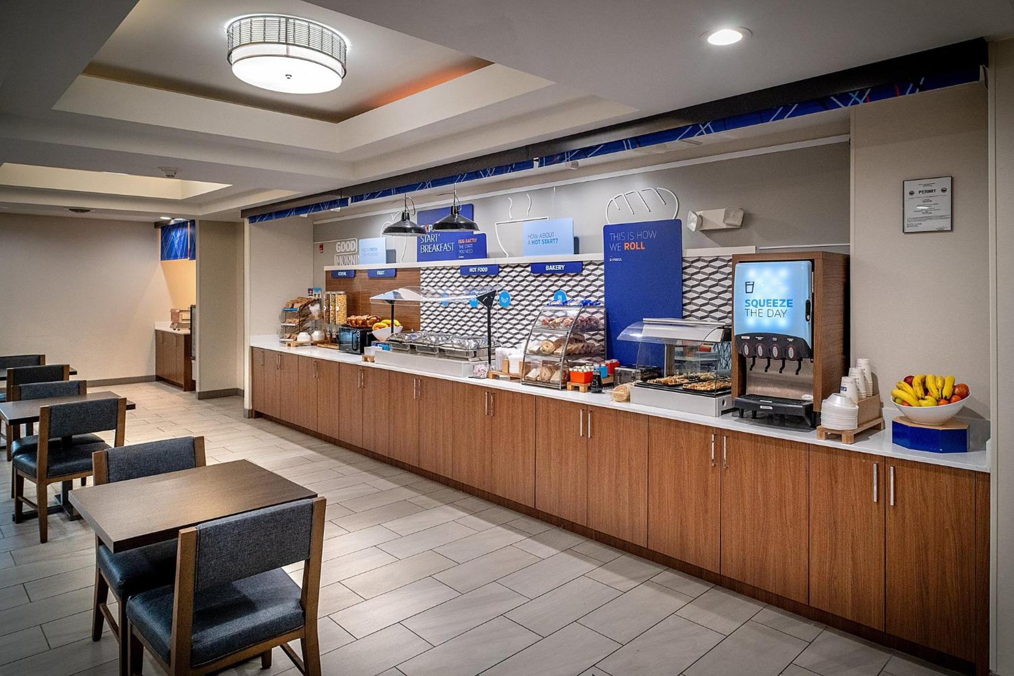 Holiday Inn Express & Suites Fairmont By Ihg Ngoại thất bức ảnh