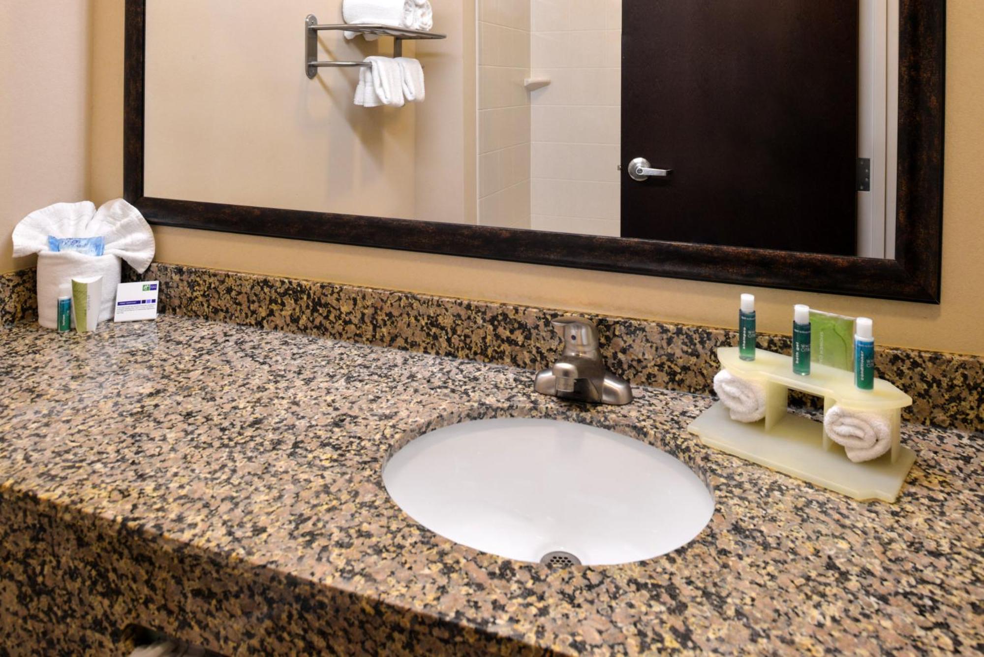 Holiday Inn Express & Suites Fairmont By Ihg Ngoại thất bức ảnh