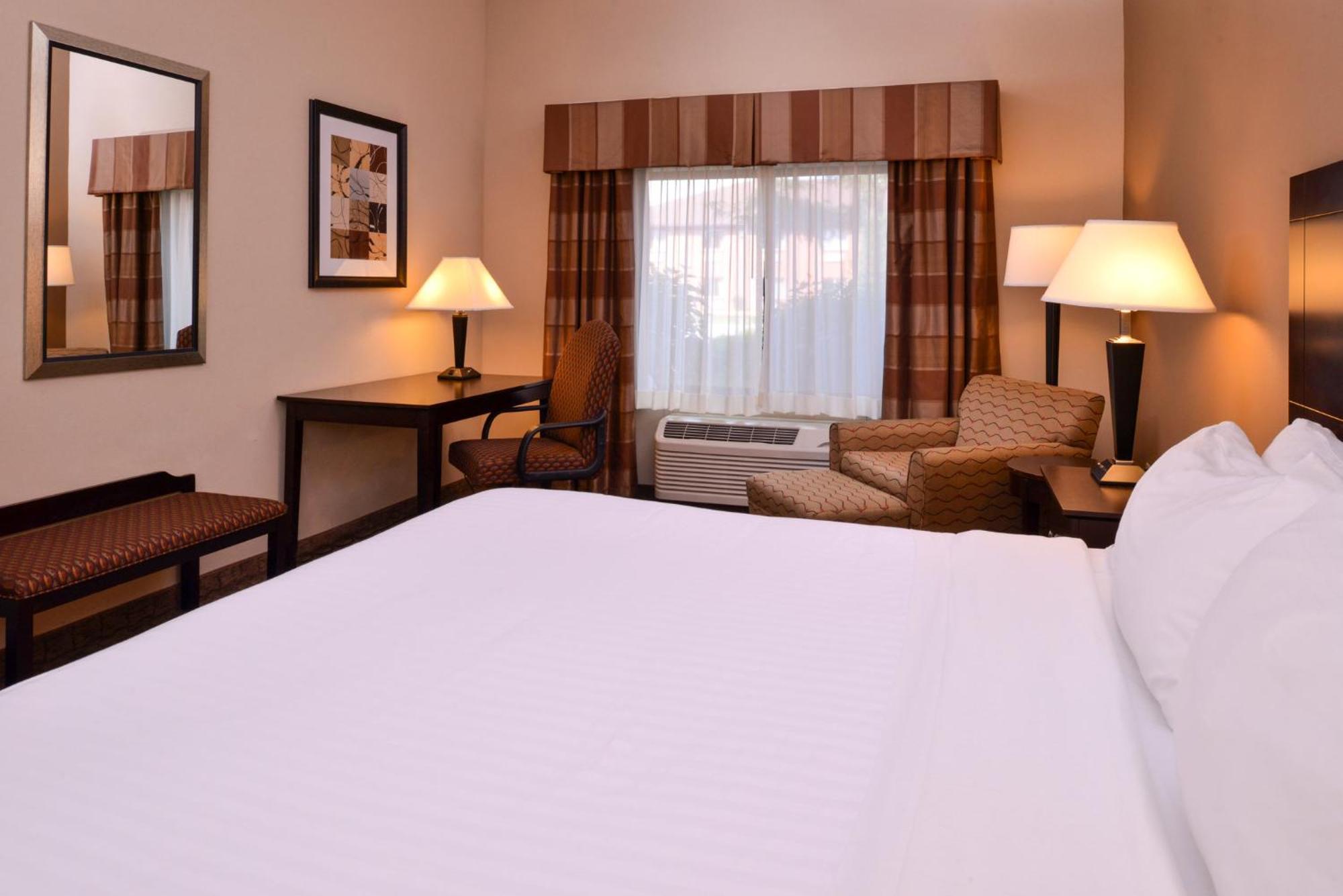 Holiday Inn Express & Suites Fairmont By Ihg Ngoại thất bức ảnh