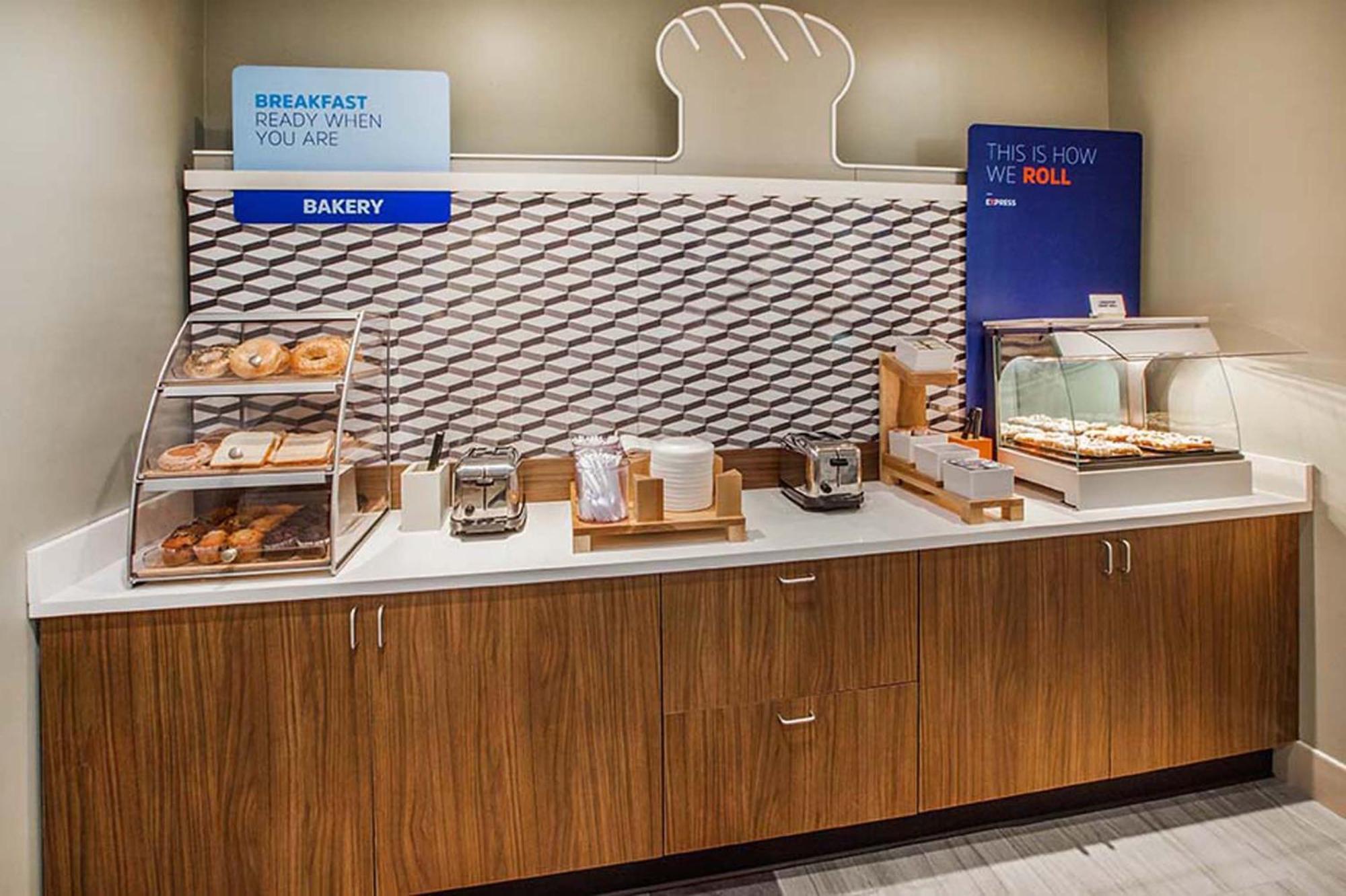 Holiday Inn Express & Suites Fairmont By Ihg Ngoại thất bức ảnh